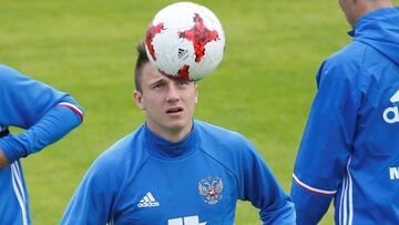 El centrocapista Aleksandr Golovin toca el bal&oacute;n durante un entrenamiento con la selecci&oacute;n rusa.