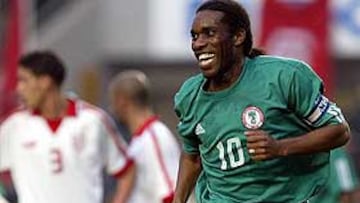 <b>VETERANO.</B> Okocha continúa siendo, a sus 30 años, uno de los mejores jugadores africanos.
