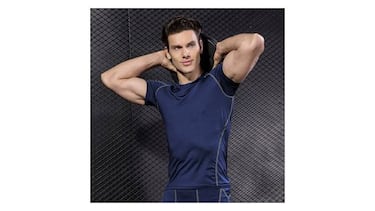 Esta camiseta fitness compresora de varios colores tiene más de 4.000 valoraciones en Amazon