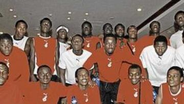 <b>LOS RIVALES DE ESPAÑA, FELICES</b>. Los jugadores de Ghana posaron para AS para que quedara patente que se tratan de jóvenes de 17 años y no más mayores. Hay futbolistas muy altos, pero conservan aún la cara de niños.