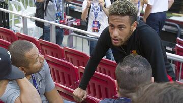 Neymar, junto a su padre, en el entrenamiento del Bar&ccedil;a.