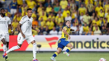 Moleiro frota su lámpara