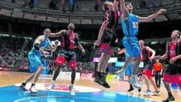 Tiago Splitter y Basile.