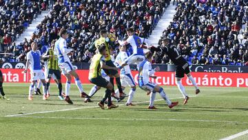 Mario Hermoso marca al Legan&eacute;s. 
 
 
 
 