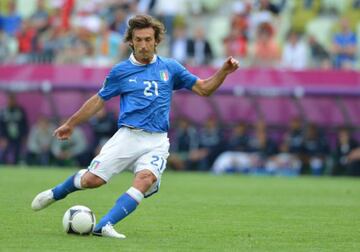 Con su gran clase y toque de balón fue fundamental en el campeonato de Italia, en Alemania 2010.
Se añadieron 12 jugadores más, tal y como se hizo en la Copa del Mundo con las bancas.