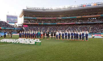 Las jugadoras de ambas selecciones posan en el centro del campo antes del inicio del partido en el Eden Park de Auckland, en Nueva Zelanda.