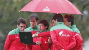 <b>ORDENADORES SATURADOS. </b>El trabajo táctico previo al partido es fundamental en ambos bandos. Los leones atienden a Vivas y Reyes.