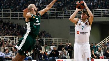 Luka Doncic lanza ante la defensa de Nick Calathes en el partido que enfrentó al Real Madrid con el Panathinaikos en Atenas.