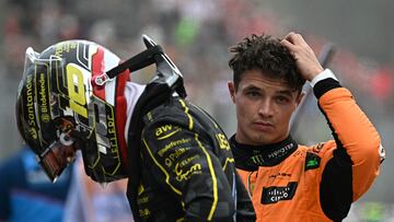 Norris junto a Leclerc en el parque cerrado de Monza, después de la victoria del piloto de Ferrari en el GP de Italia.