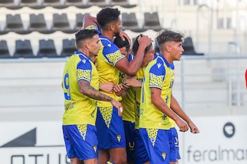 Roger Martí junto a sus compañeros tras un gol de Chris Ramos.