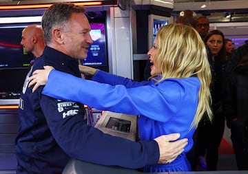Kylie Minogue saluda al jefe del equipo Red Bull Racing, Christian Horner.