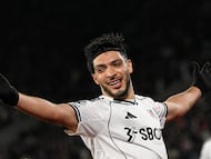 Soccer Football - Premier League - West Ham United v Fulham - London Stadium, London, Britain - December 27, 2025 Fulham's Raul Jimenez celebrates scoring their first goal REUTERS/Tony O Brien EDITORIAL USE ONLY. NO USE WITH UNAUTHORIZED AUDIO, VIDEO, DATA, FIXTURE LISTS, CLUB/LEAGUE LOGOS OR 'LIVE' SERVICES. ONLINE IN-MATCH USE LIMITED TO 120 IMAGES, NO VIDEO EMULATION. NO USE IN BETTING, GAMES OR SINGLE CLUB/LEAGUE/PLAYER PUBLICATIONS. PLEASE CONTACT YOUR ACCOUNT REPRESENTATIVE FOR FURTHER DETAILS..
