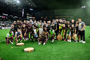 Portland Timbers booked their place in the knockout stages with a 4-0 win over Colorado Rapids.