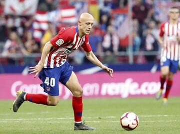 Igual que Montero, debut¨® en la 18-19 ¡ªlo hizo en Huesca a dos d¨ªas de cumplir los 18, siendo el primero jugador nacido en el siglo XXI en hacerlo con el Atl¨¦tico¡ª y ahora est¨¢ cedido en el Deportivo. Tuvo minutos en cuatro partidos de Liga, m¨¢s amistosos en los que marc¨®, como el golazo al Stuttgart. Internacional Sub-19, tiene opciones de volver.