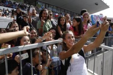 Isidora Jiménez tras la competencia, compartiendo con los asistentes.