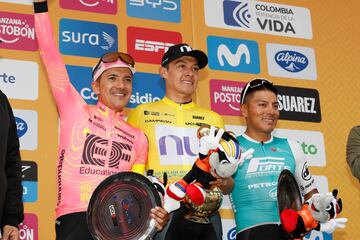 De izquierda a derecha, Carapaz (segundo), Contreras (campeón) y Caicedo (tercero) en el podio del Tour de Colombia en Bogotá