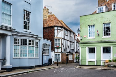 Ciudad histórica y una parroquia civil en el Río Stour, en el distrito no metropolitano de Dover, en el condado ceremonial de Kent, al sureste de Inglaterra.