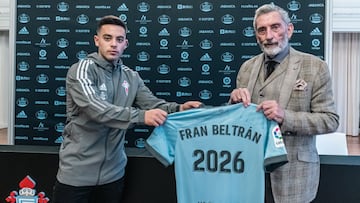 Fran Beltrán y Carlos Mouriño posan tras la firma de la renovación del mediocentro por el Celta.