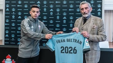 Fran Beltr&aacute;n y Carlos Mouri&ntilde;o posan tras la firma de la renovaci&oacute;n del mediocentro por el Celta.