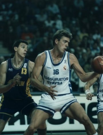 Mark McNamara, de 2,11 metros, jug車 en el Real Madrid de baloncesto.