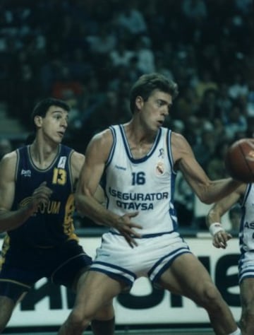 Mark McNamara, de 2,11 metros, jugó en el Real Madrid de baloncesto.