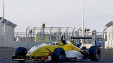 <b>SÍMBOLO. </b>Roberto Merhi, que logró ayer el mejor tiempo en los primeros entrenamientos del circuito úrbano en F-3, sobre el increíble puente del trazado sobre el Mediterráneo.