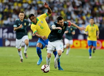 Cayó derribado Messi en el área. Alex Sandro lucha por la pelota con el jugador del Barça y el árbitro pitó penalti.