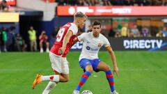 Why was kick-off between Arsenal and Barcelona in Los Angeles delayed by half an hour?