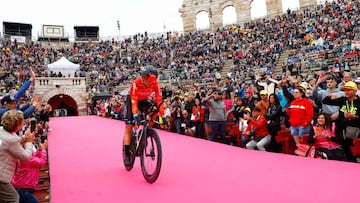 Landa entra en la Arena de Verona como tercer clasificado del Giro 2022.