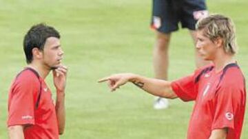 <b>LA PAREJA DE ATAQUE. </b>Torres da indicaciones a Kezman antes de empezar el partidillo de ayer.