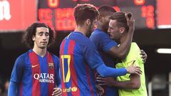 Los jugadores del Bar&ccedil;a B consuelan a Mikey Fern&aacute;ndez.