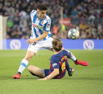 El jugador de la Real Sociedad, Ander Barrenetxea, trata de llevarse el balón ante un rival. 