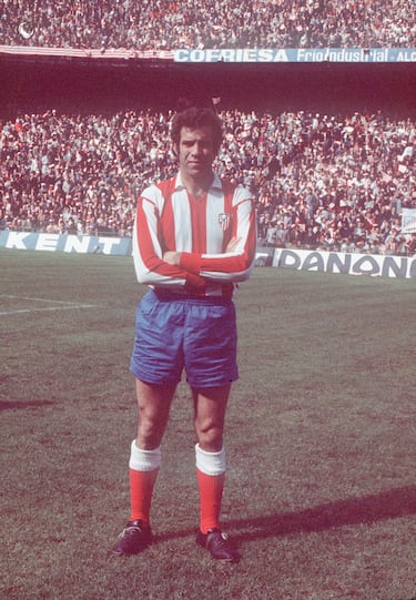 'El Sabio de Hortaleza' estuvo diez años (1964-1974) vistiendo la camiseta del conjunto rojiblanco. Como colchonero consiguió tres Ligas y dos Copas de España. En 368 encuentros anotó 159 goles y recibió 12 tarjetas amarillas y 2 rojas. 