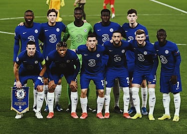 El apodo cariñoso con el que se conoce al Chelsea es de los ‘Blues’ por el color habitual de su primera equipación, que es de color azul. Pero ese mote es ‘reciente’: se le conoce así desde la década de los años 50. Previamente se les conocía con el sobrenombre de Chelsea Pensioners, debido a la estrecha relación entre el conjunto londinense y los veteranos del Ejército, a los que en Inglaterra se les denominaba Pensioners.