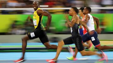 Usain Bolt mira a Andre De Grasse durante las semifinales de los 100 metros lisos de los Juegos Olímpicos de Río 2016.