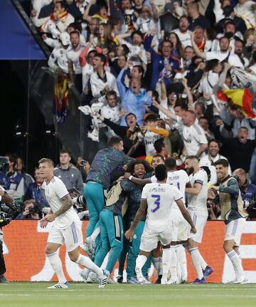 Los jugadores del Real Madrid celebran el 0-1 de Vinicius.