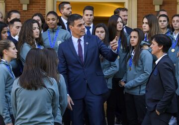 Pedro Sánchez ha recibido a las jugadoras de la selección de fútbol femenino Sub-17 tras proclamarse campeonas del mundo el pasado diciembre.