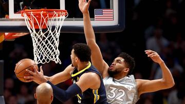 Jamal Murray lanza ante Karl-Anthony Towns durante el partido entre los Denver Nuggets y los Minnesota Timberwolves.