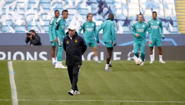 Ancelotti en el entrenamiento del Real Madrid en el Etihad Stadium.