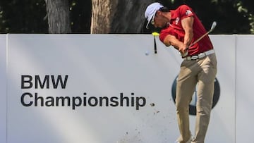 Rafael Cabrera-Bello golpea la bola en el segundo hoyo durante el Campeonato BMW ProAm en el club de golf de las granjas de Conway en Lake Forest, Illinois (EE.UU.).