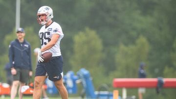 El tight end firm&oacute; un pacto de tres a&ntilde;os y 37.5 millones de d&oacute;lares con New England y se perder&aacute; la pretemporada por una lesi&oacute;n.