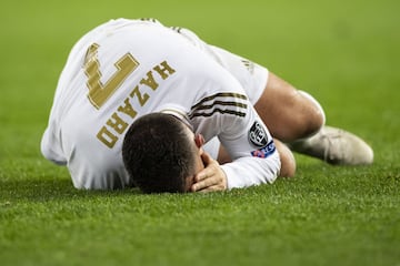Lesi¨®no de Eden Hazard. El belga dobl¨® el tobillo en una acci¨®n con Meunier y se tuvo que retirar ayudado de los m¨¦dicos