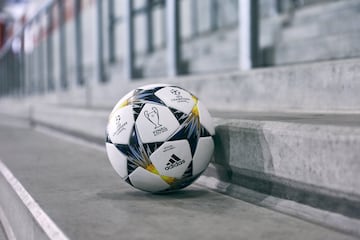 Ya conocemos el diseño del balón de la Champions, que cuenta con un gráfico en color amarillo y azul que hace referencia al estadio de Kiev donde se disputará la final y mantiene el diseño de estrellas inspirado en el logo de la UCL.