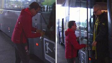 El conductor del autobús del Bayern abre la puerta del vehículo del Dortmund.