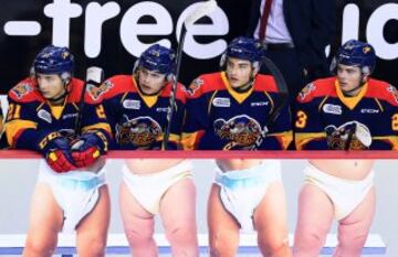 La publicidad de la valla les ha jugado una mala pasada a estos jugadores de Hockey Hielo de los Niagara IceDogs que estaban en el banquillo.