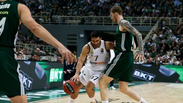 Alexander Balcerowski, pívot del Panathinaikos, trata de frenar a Facundo Campazzo, base del Real Madrid.