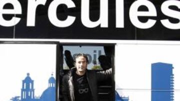 <b>PREPARADO. </b>Peña posó ayer para AS con el nuevo autobús del equipo.