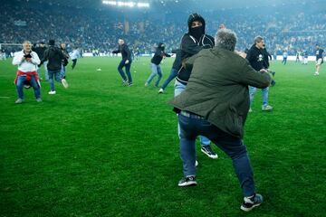 Aficionados Udinese Calcio agredieron a seguidores del Nápoles cuando estos saltaron sobre el césped para celebrar el título liguero.