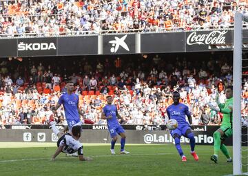 Gayà remata de volea para anotar el tanto del empate