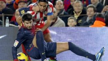 El defensa del FC Barcelona Gerard Piqu&eacute; (abajo) y el delantero colombiano del Atl&eacute;tico de Madrid Radamel Fal&ccedil;ao (arriba), durante el partido correspondiente a la decimosexta jornada de liga en Primera Divisi&oacute;n que disputan esta noche en el Camp Nou de la capital catalana. 